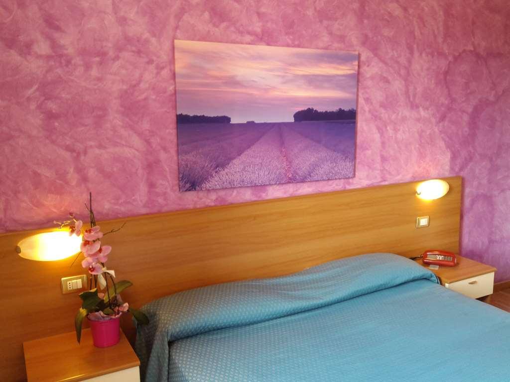 Hotel 2000 Fabriano Room photo